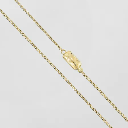 Kedja längd 44 cm bredd 1 mm, glappt lås, 18K. Vikt: 4,2 g