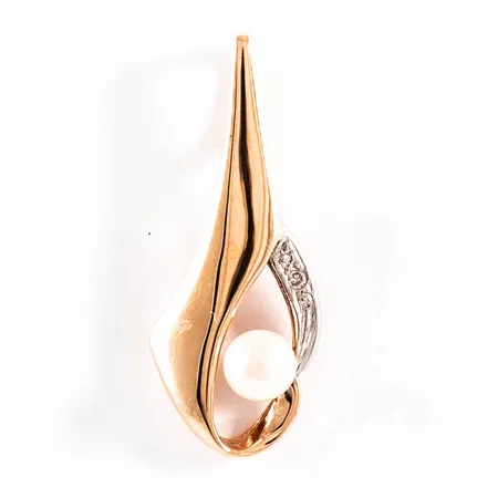 Hänge med odlad vit pärla Ø4mm och en diamant ca 0,005ct bredd 9,8mm längd 24mm, 18K 1,8g. 