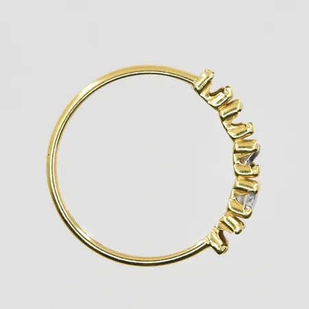 Diverse defekt guld med stenar, 18K. Vikt: 0,8 g