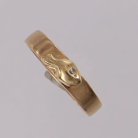 Ring med 8/8-slipad diamant 0,01ct, stl:19¾ bredd 3,4-4,5mm. 18K Vikt: 4 g