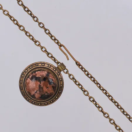 Collier Kalevala längd 71cm hänge röd granit 30mm, brons