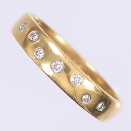 Ring med diamanter 7x ca 0,01ct stl:18 bredd 4mm gravyr 18K Vikt: 4 g