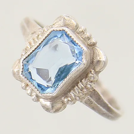 Ring med blå sten stl 16½ bredd 1-11mm silver 830/1000 Vikt: 1,9 g