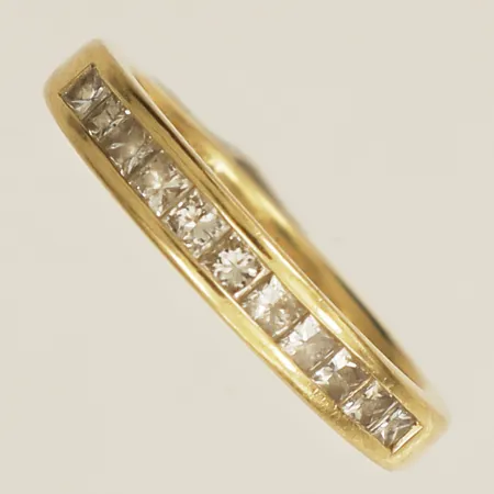 Ring med prinsesslipade diamanter 11xca0,02ct stl:15¾ bredd 3mm gravyr 18K Vikt: 3,7 g