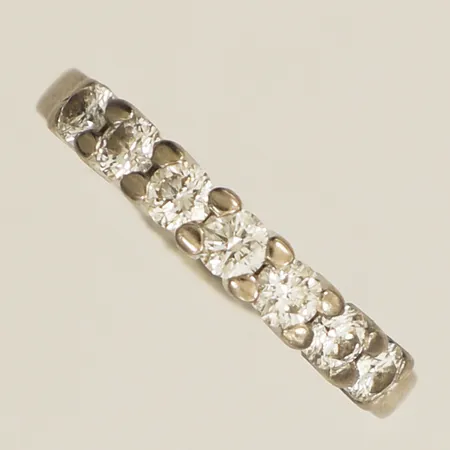Ring med diamanter 7xca 0,09ct stl:16¼ bredd 3,3mm personlig gravyr vitguld 18K Vikt: 5,2 g