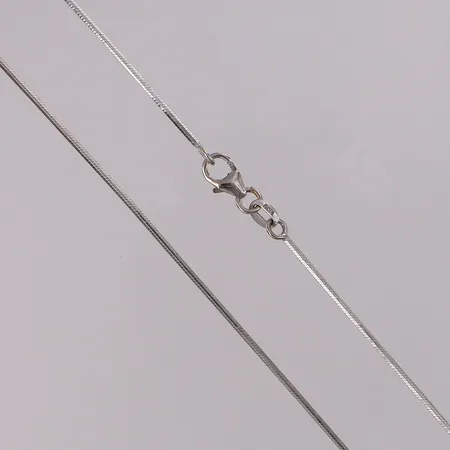 Kedja längd 45cm bredd 1,2mm, halvstel, vitguld 18K Vikt: 6,3 g