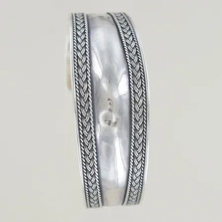 Armring bredd 16-25 mm,bucklig silver 925/1000 Vikt: 21,8 g