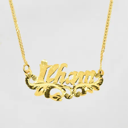Collier med namn, längd 39½ cm, länkens bredd 2 mm, 21K. Vikt: 6,1 g