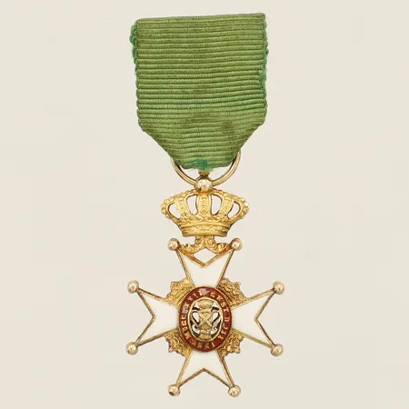 Medalj med emaljdetaljer Ø16mm längd 29mm inklusive öglan 18K bruttovikt 3,2g Vikt: 3,2 g
