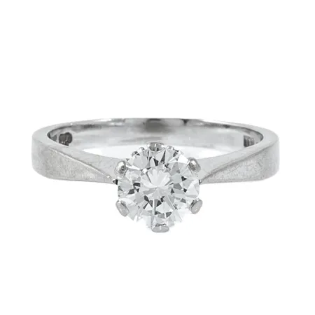 Ring med en briljantslipad diamant 0,75ct ca W(H)/vs stl:16¼ bredd 2-6,8mm, stenstorlek 0,75ct ingraverad, liten nagg på rondist, stämplad B10 (1976), GIA (Guldsmeders Inköps AB, Uppsala), kattfot, vitguld 18K 3,6g.