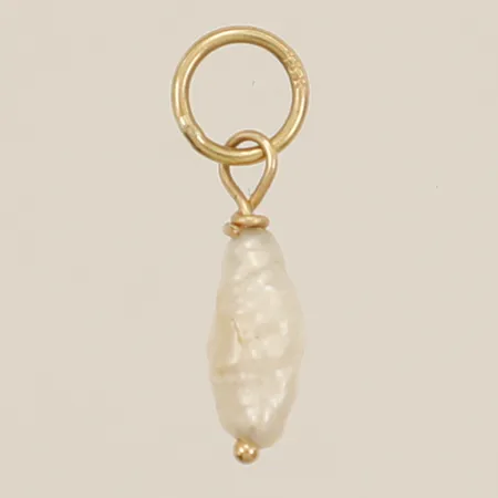 Hänge med opal längd 14,1mmm bredd 4,8mm 18K Vikt: 0,2 g