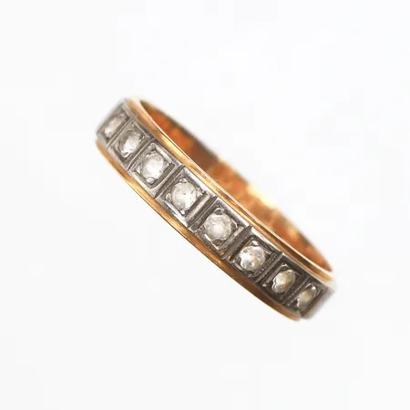 Ring med vita stenar, Stl:17¾, bredd: 4,2mm, vitguldsdetaljer, 18K Vikt: 3,8 g