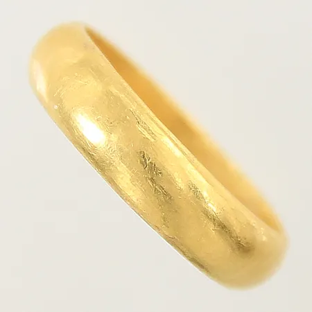 Ring slät stl:18½ bredd 5mm utländsk stämpel 23K Vikt: 7,6 g