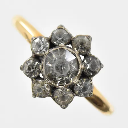 Ring med grå stenar stl:17¾ bredd 2-10 mm, fattning i silver, skena i 18K. Vikt: 2,8 g
