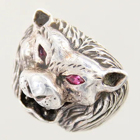Ring motiv av lejon samt med rosa stenar stl:19½ bredd 6,4-21mm skev skena silver 925/1000 Vikt: 21,1 g