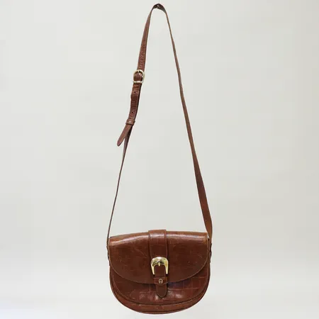Väska Aigner crossbody axelrem 119cm reglerbar, präglat läder i brunt, detaljer och beslag i gulmetall, ca 24x19x5cm, bruksskick med fläckar invändigt, inga tillbehör.