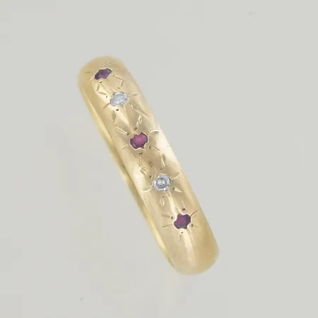 Ring med diamanter/röda stenar 2x 0,01ct stl:19 bredd 4 mm, graverad 18K Vikt: 4,6 g