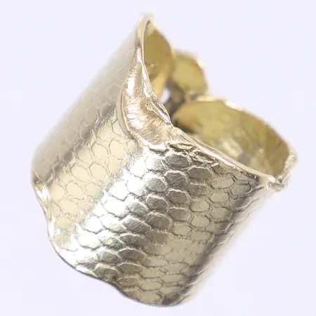 Ring med dekor stl:ca 19 bredd ca 9-20mm ostämplad 14K Vikt: 12,3 g