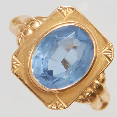 Ring med syntetisk spinell stl:15, bredd 2-12,5mm, 18K, bruttovikt 2,9g Vikt: 2,9 g