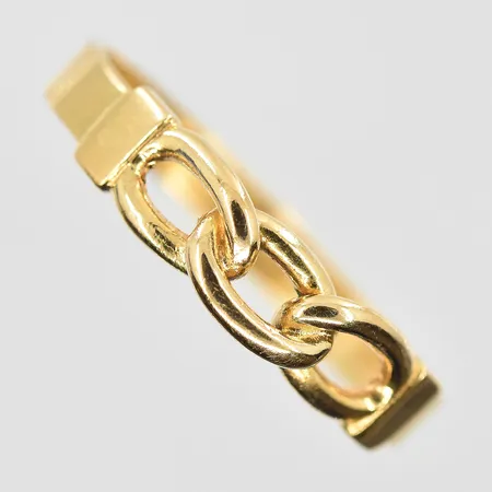 Ring med kedjemönster stl:20¼, bredd 3-5 mm, gravyr, 18K. Vikt: 3,1 g