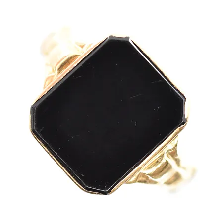 Klackring med onyx stl:19¾, bredd 3-15 mm, repig sten, gravyr, 18K. Vikt: 4,6 g