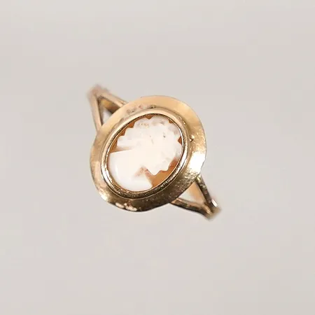 Ring med camé Ø17,5mm bredd 2-13,3mm 18k Vikt: 1,9 g