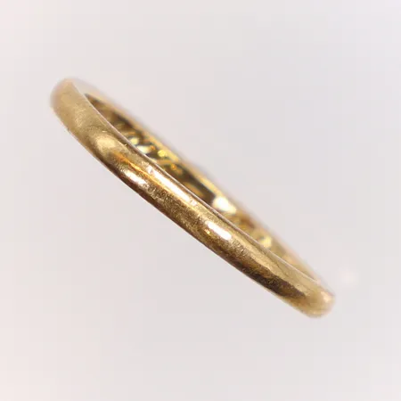 Ring slät skev, gravyr 23K Vikt: 2,8 g