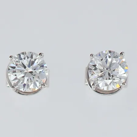 Ett par örhängen med syntetiska diamanter 2 x 0,50ct totalt 1,00ctv Kvalité ca TW(F-G)/VS vitguld 18K.   Vikt: 1,4 g