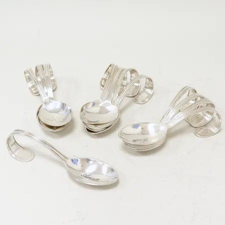 12 Uppläggningsskedar för aptitretare, text invändigt "Amuse" längd 16cm bredd 5cm, tunna repor förekommer, vitmetall.