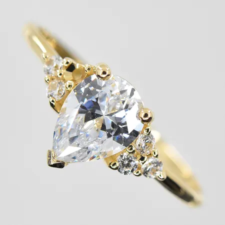 Ring med vita stenar stl:18¾ bredd 1-9 mm, 1 sten saknas, 14K. Vikt: 1,9 g