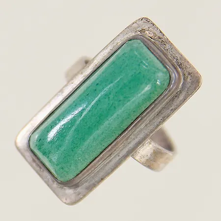 Ring med grön sten stl:17 bredd 3,5-25mm nagg på sten silver 830/1000 Vikt: 5,4 g