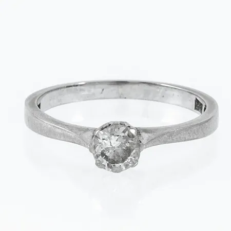 Ring med en diamant ca 0,30ct stl:16 bredd 1,8-4,7mm, nötta klor, skadad diamant, vitguld 18K 2,3g.