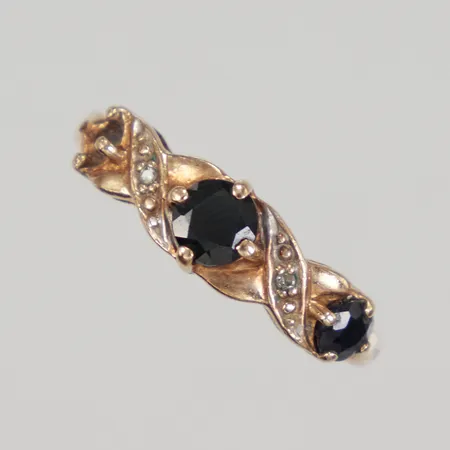 Ring stl 17¾, bredd 1,6-5,8mm, blå stenar och diamanter ca 2x0,005ct, blå sten saknas, gravyr, 14K Vikt: 1,9 g