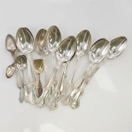 Skedar, blandade sorter gravyr finns silver s830/1000 584,2g.