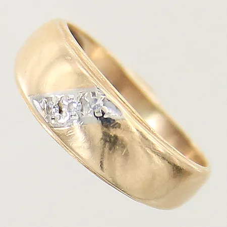 Ring med diamanter 3x ca 0,01ct stl:15½ bredd 2,5-6mm ostämplad 14K Vikt: 2,4 g