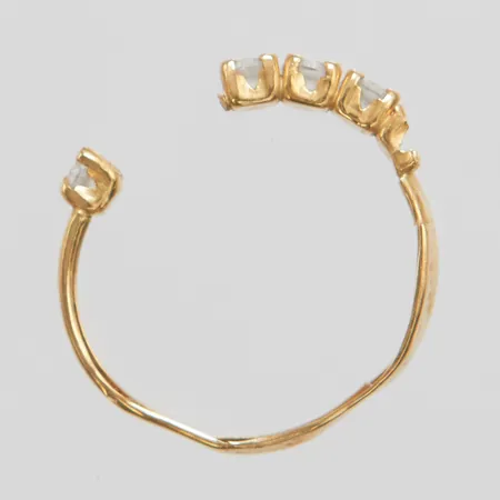 Ring trasig, vita stenar, 18K, bruttovikt 0,9g Vikt: 0,9 g