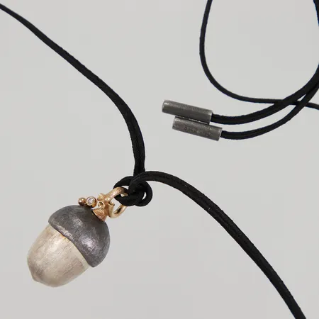 Hänge Ole Lynggaard Forest Pendant Acorn, ekollon, diamant 1x 0,01ct, silkesband ca 125cm, med oxiderade silverstavar, satinerat sterlingsilver, ögla 18K. Bruttovikt hänget: 8,1g Vikt: 8,1 g