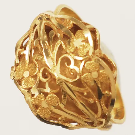 Ring med blomdekor stl:20½ bredd 15,6mm smärre bucklor 21K Vikt: 3,5 g