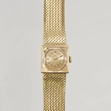 Damur, Omega, graverad, manuell, 18K med integrerad länk i 18K bruttovikt 49,3g Vikt: 49,3 g