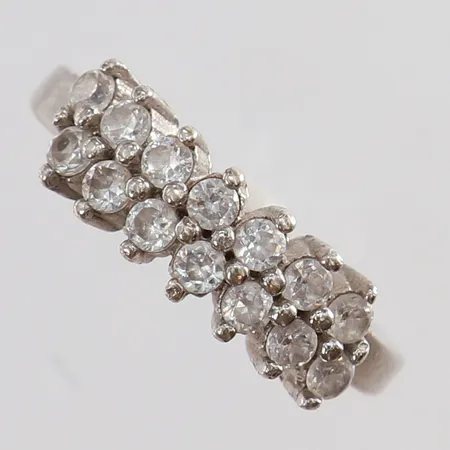 Ring med vita stenar stl:16 bredd 1,5-6mm Silver 925/1000. Vikt: 2,3 g