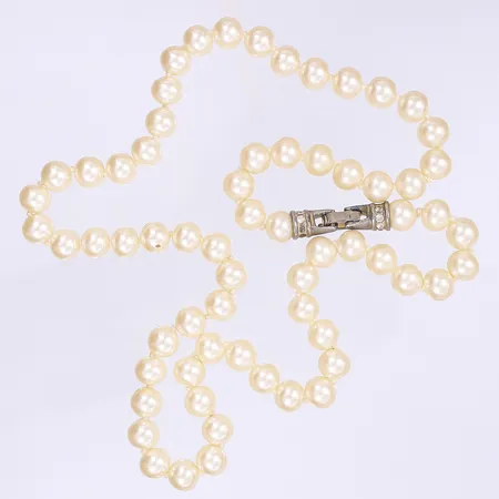 Pärlcollier imitationspärlor 57cm lås i vitmetall