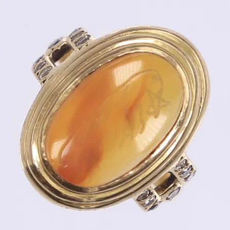 Ring med diamanter 14xca0,01ct och brunmelerad sten med gravyr stl:18 bredd 2-20mm 18K Vikt: 7,9 g