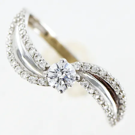 Ring vita stenar stl:18 bredd 1,5-4mm, vitguld, 14K Vikt: 1,8 g