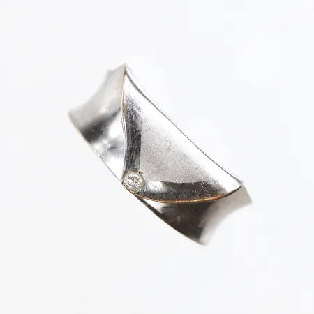 Ring vitguld, storlek 15 ½ mm, bredd 4.9-7.5 mm, 18k. Vikt: 3,3 g