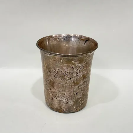 Bägare med dekor höjd 5cm bucklig silver 830/1000 Vikt: 33,4 g