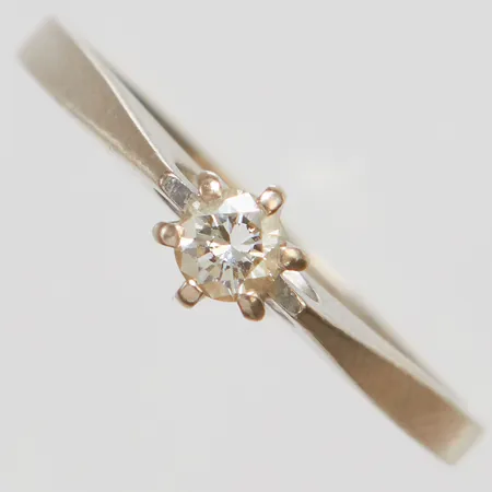 Enstensring med diamant 0,22ct enligt gravyr, stl:20¼, bredd 2-5,5mm, vitguld, 18K Vikt: 3,9 g