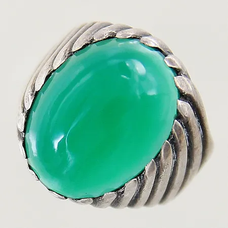 Ring med grön sten stl:17¾ bredd 4,5-18mm spricka i skenan, otydlig stämpel silver 830/1000 Vikt: 10,2 g