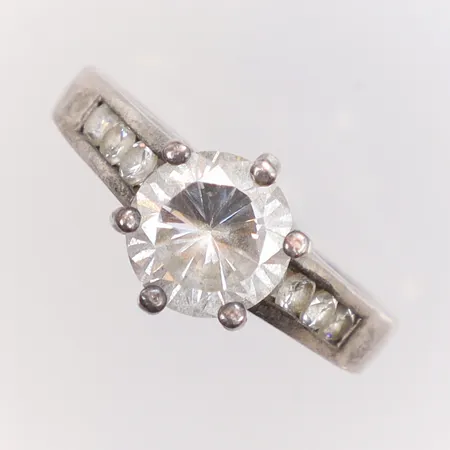 Ring med vita stenar stl:18¼ bredd 2,5-9mm silver 925/1000 Vikt: 4,2 g