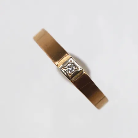 Ring med diamant 0,02ct enligt gravyr, Stl:16½, bredd: 2,2mm, 18K Vikt: 1,8 g
