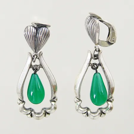 Örhängen med gröna droppformade stenar 36x14mm clips silver 835/1000 Vikt: 6,8 g